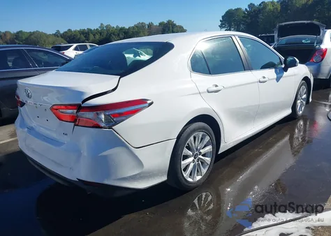 2018 Toyota Camry Le z USA, uszkodzony, nr VIN 4T1B11HK4JU567416